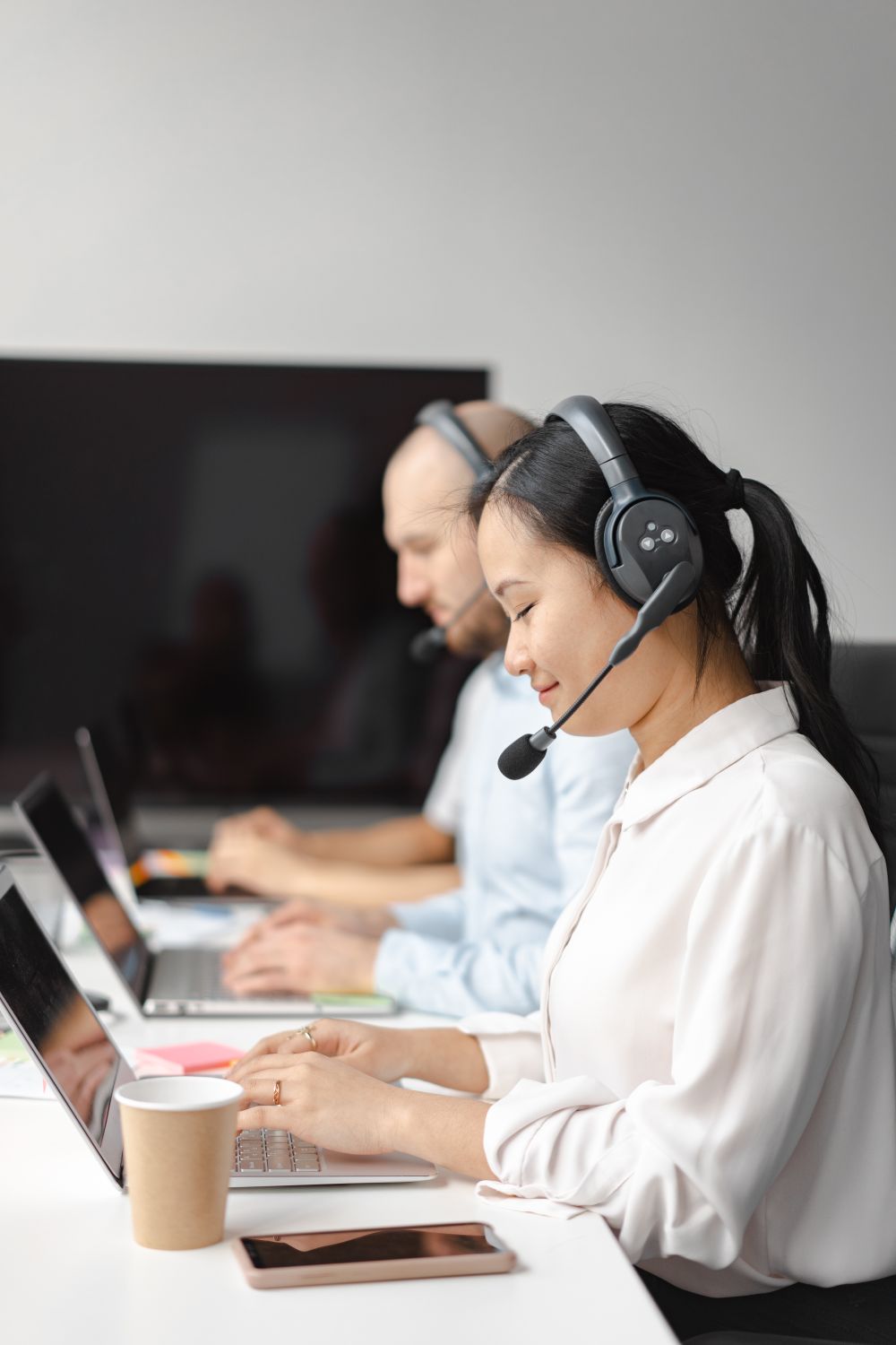 Conseillers équipés de casques dans un centre d’appels